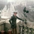 Schiffer Pál filmrendező az Epstein-palota tetején, háttérben a Dr. Karl Renner-Ring és a Volksgarten.