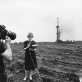 Fodor Balázs, Surányi Anna és Hódi József a TV Híradó munkatársai a gáz és olajkitörésről tudósítanak.