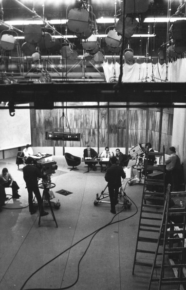 MTV stúdió, a Kék fény adása, középen Vértessy Sándor riporter, jobbra Láposi Lőrinc nyomozó. fotok_35930.jpg