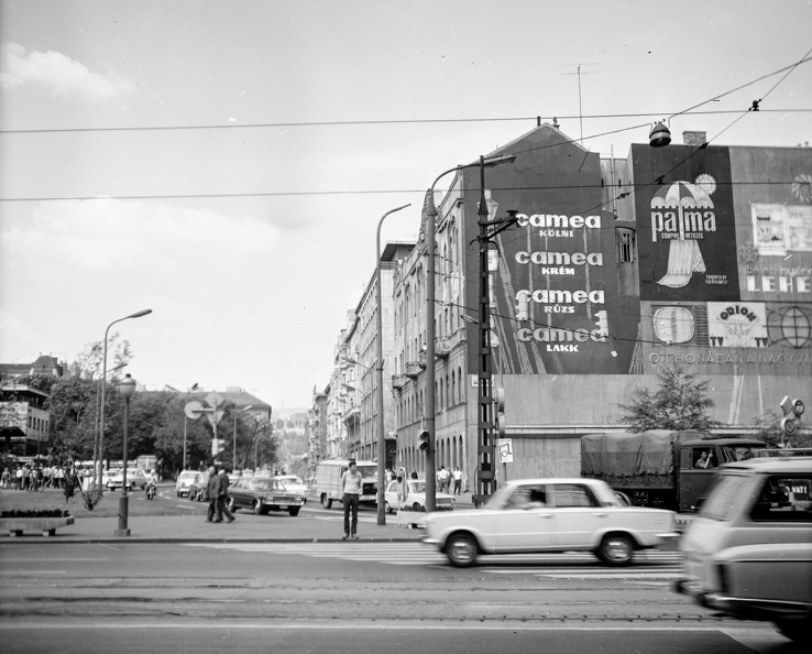 Bajcsy-Zsilinszky út, szemben a József Attila utca.