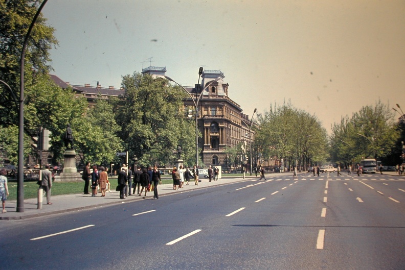 Andrássy út (Népköztársaság útja) a Kodály köröndnél a Hősök tere felé nézve. A téren Szondi György és Balassi Bálint szobra.