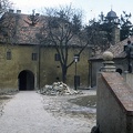 a Jurisics-vár előudvara, jobbra Jurisics Miklós szobra.