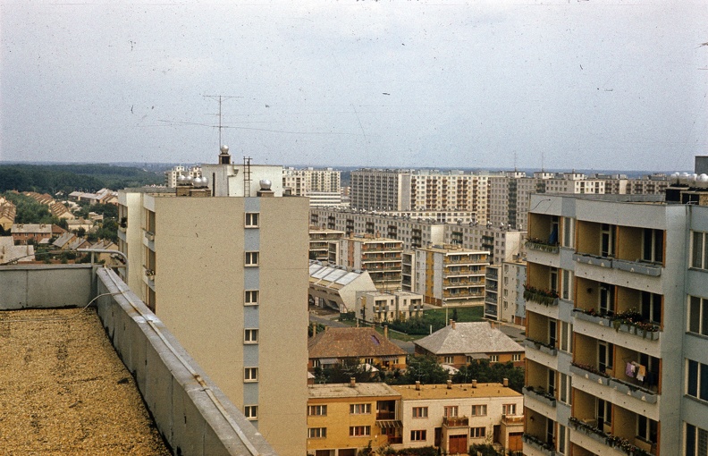 kilátás a Kodály Zoltán utca 30. számú ház tetejéről Jósaváros központja felé.