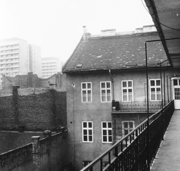 Illés utca 15. SOTE (ma Semmelweis Egyetem), nővérszálló a Tömő utcai toronyházak felé nézve.