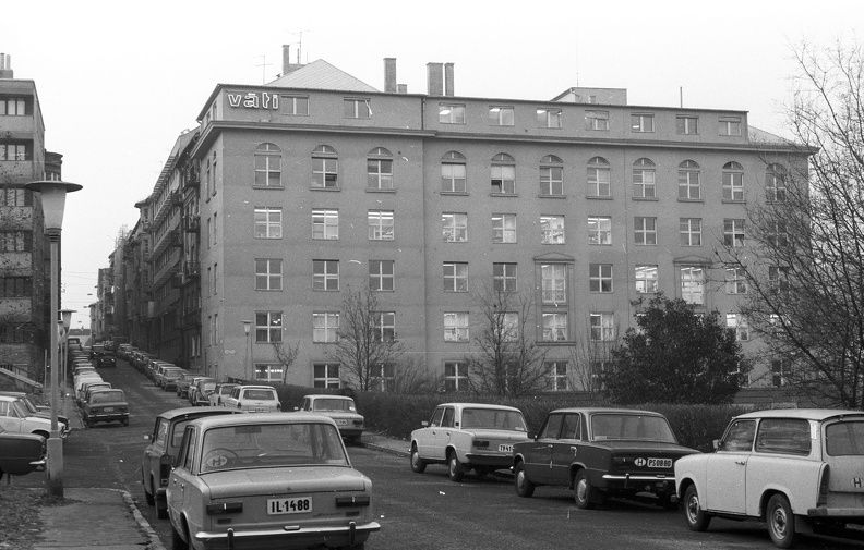Gellérthegy utca a Mészáros utca felé nézve, az épületek mellett a keresztező Orvos lépcső.