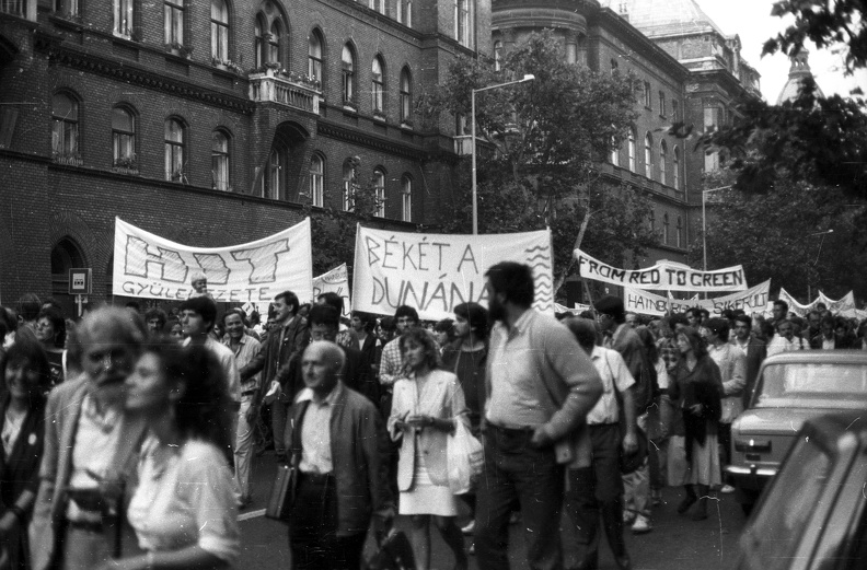 Alkotmány utca, tüntetés a Bős-nagymarosi Vízlépcsőrendszer felépítése ellen, 1988. szeptember 12-én.