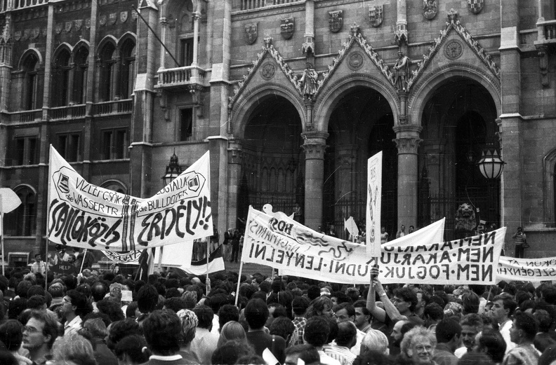 Kossuth Lajos tér, tüntetés a Bős-nagymarosi Vízlépcsőrendszer felépítése ellen, 1988. szeptember 12-én.