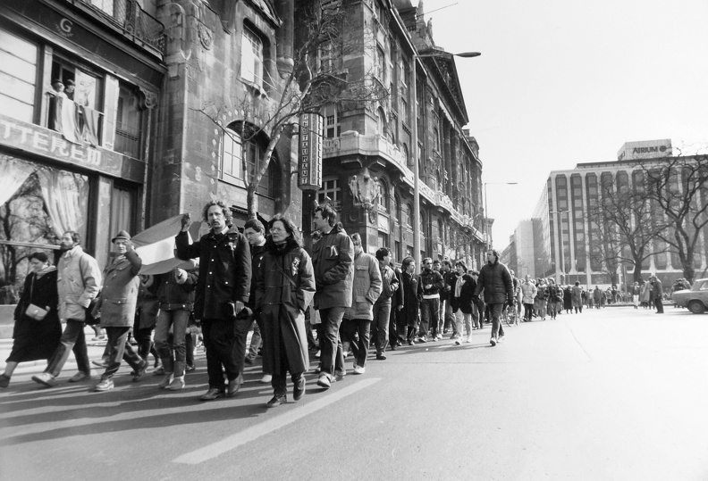 Széchenyi István (Roosevelt) tér, tüntetők vonulnak a Gresham palota előtt.
