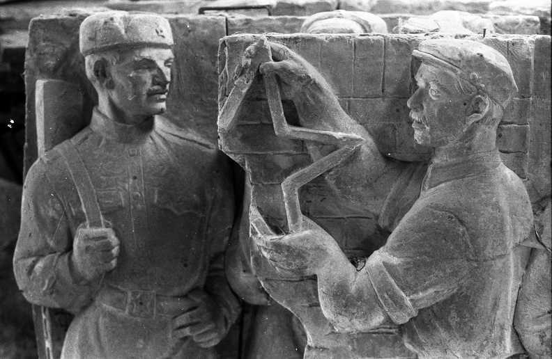 A Sztálin-szobor domborműve (részlet), az agyagmodell gipszmintája