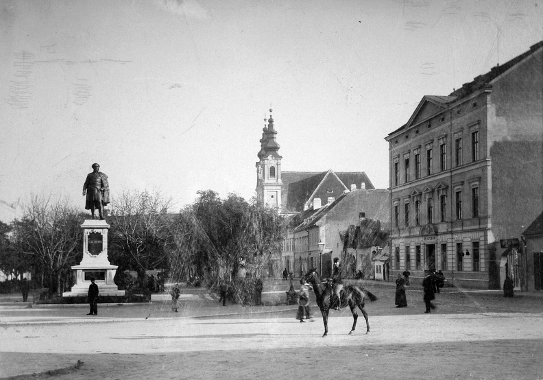 Széchenyi tér a Széchenyi szoborral. Háttérben a Domonkos templom. A felvétel 1897-ben készült.