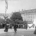 Széchenyi (Ferenc József) tér, Vilmos császár tiszteletére emelt, koszorút nyújtó Hungária szobor. Balra a Magyar Tudományos Akadémia székháza.