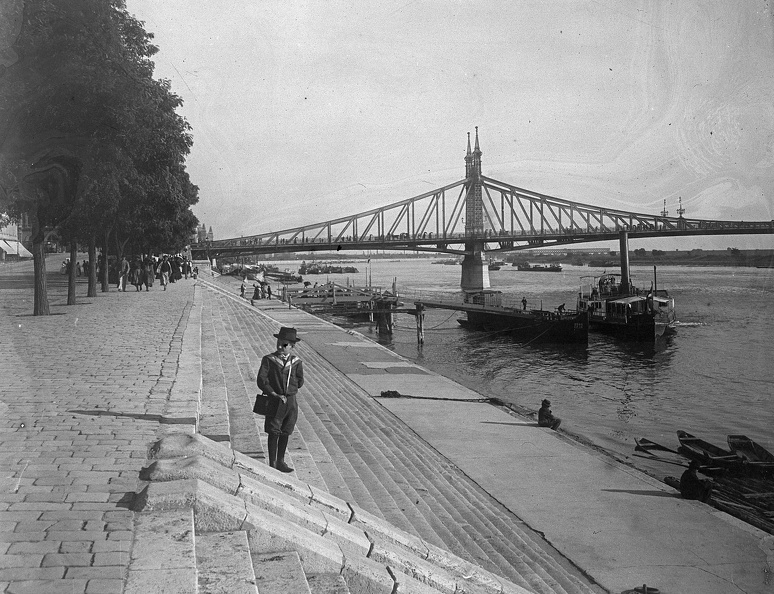 Belgrád (Ferenc József) rakparti hajóállomás. Látkép a Szabadság (Ferenc József) híddal.