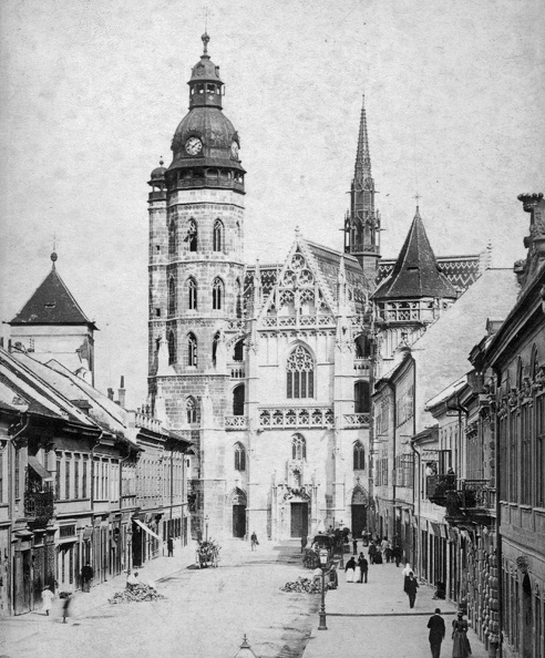Alzbetina ulica (Deák Ferenc, egykor Forgács utca), szemben a Szent Erzsébet-főszékesegyház (Dóm).