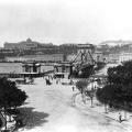 Széchenyi István (Ferenc József) tér, szemben a Lánchíd és a budai Vár. A felvétel 1898 körül készült.