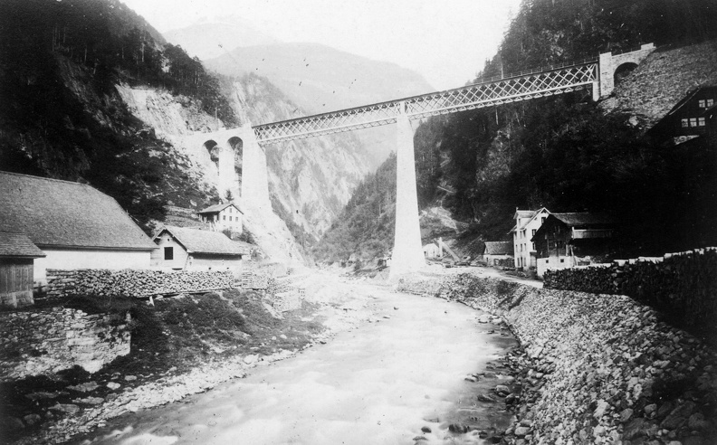 Kerstelenbachbrücke, a Gotthard vasút egyik viaduktja. A felvétel 1880-as években készült.