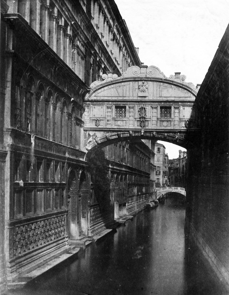 Sóhajok hídja (Ponte dei Sospiri) a Riva degli Schiavoni felől nézve. Balra a Dózse palota.