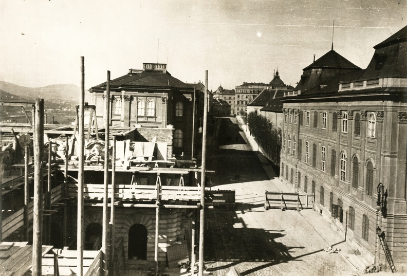 Királyi Palota az krisztinavárosi szárny építésekor. Távolban a Szent György téren a Honvédelmi Minisztérium épülete. A felvétel 1896 után készült.
