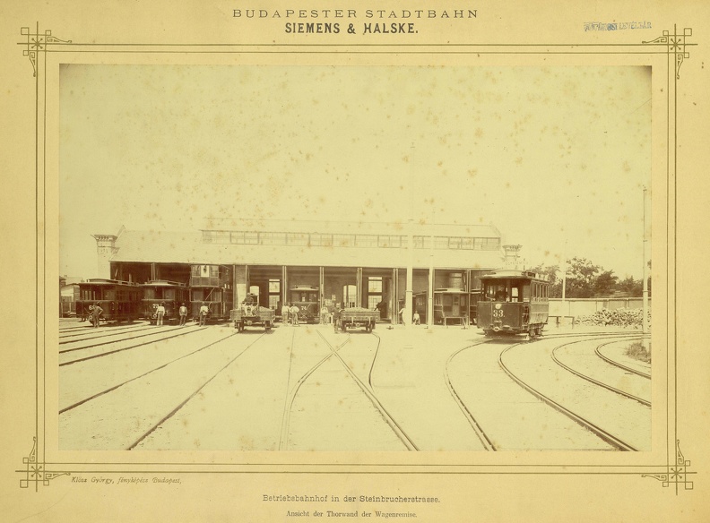 "A Kőbányai utcai motorkocsi (villamosvasút) kocsiszín. (Az első budapesti villamos közúti vasút nem egy korábbi lóvasúti vonal villamosításából született, hanem a Siemens & Halske cég a Nagykörúton, azon belül is a Nyugati pályaudvar és a Király ut