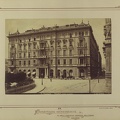 Vigadó tér, Thonet-udvar. A felvétel 1880-1890 között készült. A kép forrását kérjük így adja meg: Fortepan / Budapest Főváros Levéltára. Levéltári jelzet: HU.BFL.XV.19.d.1.05.082