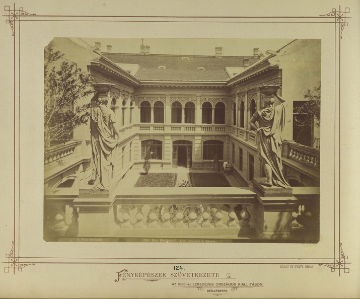 Donáti utca 36., a Mechwart-ház udvara. A felvétel 1880-1890 között készült. A kép forrását kérjük így adja meg: Fortepan / Budapest Főváros Levéltára. Levéltári jelzet: HU.BFL.XV.19.d.1.05.134