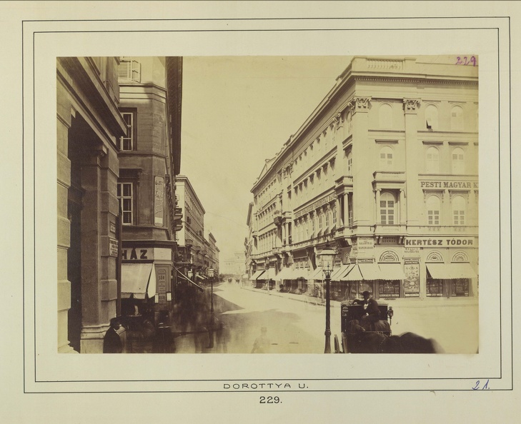 "Dorottya utca panorámaképe. A felvétel 1880-1890 között készült." A kép forrását kérjük így adja meg: Fortepan / Budapest Főváros Levéltára. Levéltári jelzet: HU.BFL.XV.19.d.1.06.040