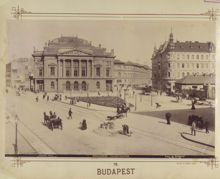Blaha Lujza tér (ekkor a Népszínház utca és a Rákóczi út találkozása), a Népszínház (a későbbi Nemzeti Színház) épülete. A felvétel 1893-ban készült. A kép forrását kérjük így adja meg: Fortepan / Budapest Főváros Levéltára. Levéltári jelzet: HU.BFL.
