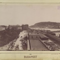 Széchenyi István (Ferenc József) tér, szemben a Lloyd palota és a Stein-ház. A Láchíd hídfőjénél a teherhajó kikötő és raktárai. A felvétel 1893 körül készült. A kép forrását kérjük így adja meg: Fortepan / Budapest Főváros Levéltára. Levéltári jelze