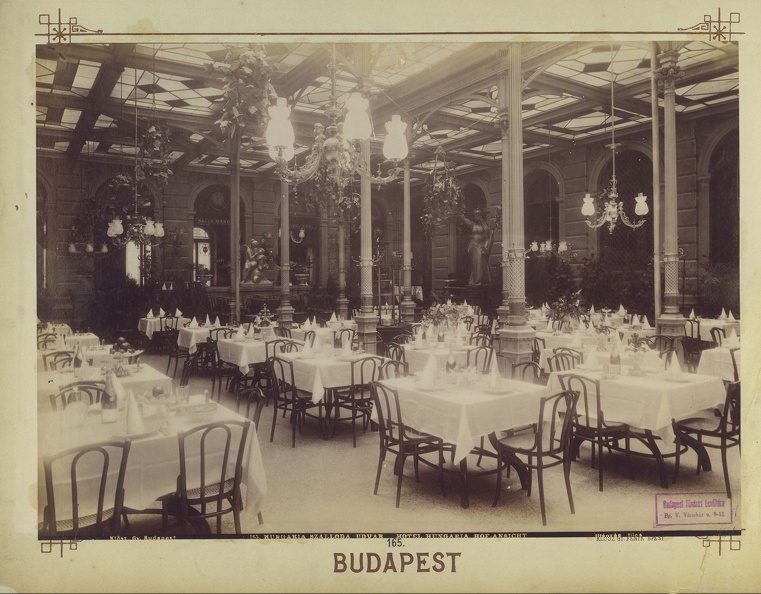 "A Hungária Szálló éttermi része. A felvétel 1890 után készült." A kép forrását kérjük így adja meg: Fortepan / Budapest Főváros Levéltára. Levéltári jelzet: HU.BFL.XV.19.d.1.07.165