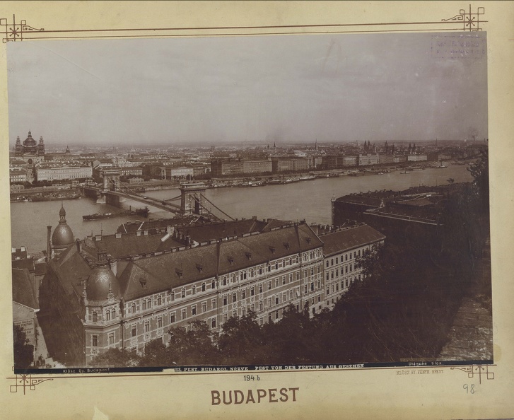 kilátás a budai Várból a Lánchíd és a pesti szállodasor felé. A felvétel 1892 körül készült. A kép forrását kérjük így adja meg: Fortepan / Budapest Főváros Levéltára. Levéltári jelzet: HU.BFL.XV.19.d.1.07.196