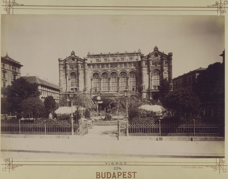 Vigadó tér, a Vigadó és előtte a Kioszk (Hangli). A felvétel 1890 után készült. A kép forrását kérjük így adja meg: Fortepan / Budapest Főváros Levéltára. Levéltári jelzet: HU.BFL.XV.19.d.1.08.037