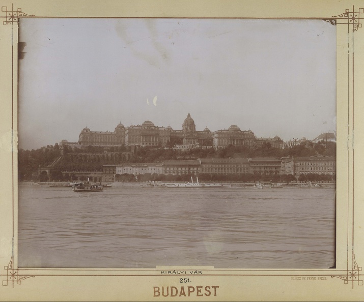 a Királyi Palota és a Lánchíd utca házsora a Dunáról nézve. A kép forrását kérjük így adja meg: Fortepan / Budapest Főváros Levéltára. Levéltári jelzet: HU.BFL.XV.19.d.1.08.057