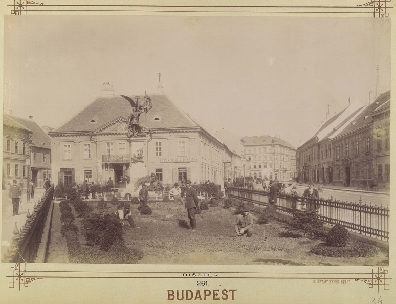 Dísz tér, szemben a Honvéd-szobor (Zala György, 1893.). A felvétel 1896 körül készült. A kép forrását kérjük így adja meg: Fortepan / Budapest Főváros Levéltára. Levéltári jelzet: HU.BFL.XV.19.d.1.08.066