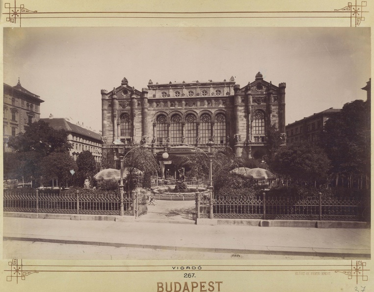 Vigadó tér, a Vigadó és előtte a Kioszk (Hangli). A felvétel 1890 után készült. A kép forrását kérjük így adja meg: Fortepan / Budapest Főváros Levéltára. Levéltári jelzet: HU.BFL.XV.19.d.1.08.072