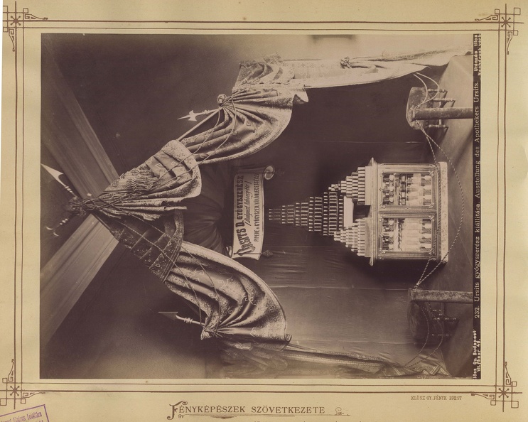 "Millenniumi kiállítás: "Ursits" gyógyszertár : pipere- és gyógyszer pavilon. A felvétel 1896-ban készült." A kép forrását kérjük így adja meg: Fortepan / Budapest Főváros Levéltára. Levéltári jelzet: HU.BFL.XV.19.d.1.09.023