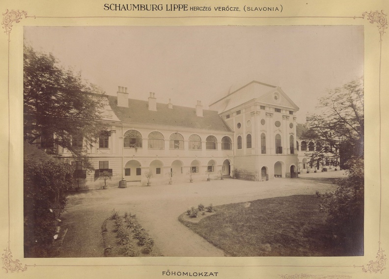 "Az 1841-től a Schaumburg-Lippe család tulajdonába átment Verőcei kastély főhomlokzata. A felvétel 1895-1899 között készült." A kép forrását kérjük így adja meg: Fortepan / Budapest Főváros Levéltára. Levéltári jelzet: HU.BFL.XV.19.d.1.11.013