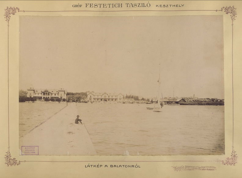kikötő, a parton a Hullám és a Balaton szálló, a háttérben, jobbra a Festetics kastély. A felvétel 1895-1899 között készült. A kép forrását kérjük így adja meg: Fortepan / Budapest Főváros Levéltára. Levéltári jelzet: HU.BFL.XV.19.d.1.11.144