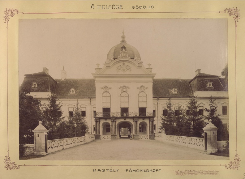 Gödöllői Királyi Kastély főbejárata. A felvétel 1895-1899 között készült. A kép forrását kérjük így adja meg: Fortepan / Budapest Főváros Levéltára. Levéltári jelzet: HU.BFL.XV.19.d.1.12.073