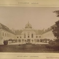 Gödöllői Királyi Kastély, főépület a belső udvar felől nézvel. A felvétel 1895-1899 között készült. A kép forrását kérjük így adja meg: Fortepan / Budapest Főváros Levéltára. Levéltári jelzet: HU.BFL.XV.19.d.1.12.074