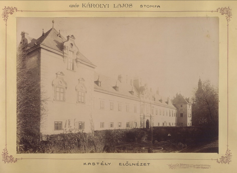 Károlyi Lajos gróf kastélyának elölnézete. A felvétel 1895-1899 között készült. A kép forrását kérjük így adja meg: Fortepan / Budapest Főváros Levéltára. Levéltári jelzet: HU.BFL.XV.19.d.1.12.132