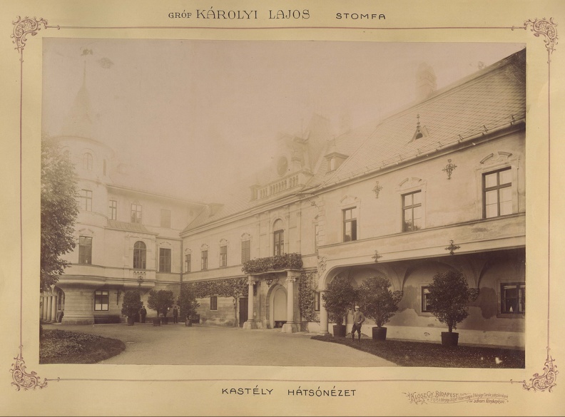Károlyi Lajos gróf kastélyának hátsó nézete. A felvétel 1895-1899 között készült. A kép forrását kérjük így adja meg: Fortepan / Budapest Főváros Levéltára. Levéltári jelzet: HU.BFL.XV.19.d.1.12.133