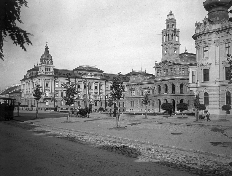 Andrássy tér (ma Bulevardul Revolutiei), Csanádi palota és a Városháza tornyos épülete. Előtérben az Arad-Csanádi vasút.