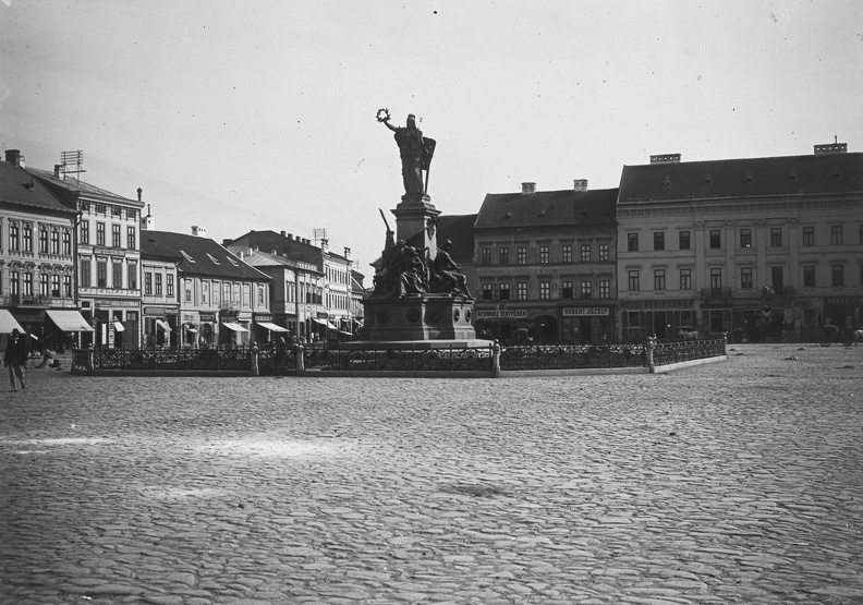 Szabadság tér, Aradi vértanúk-emlékműve (Huszár Adolf és Zala György alkotása).