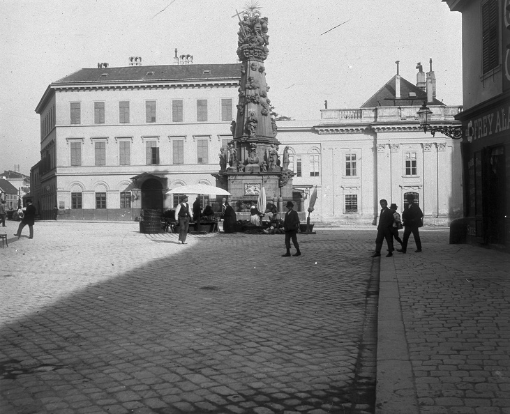 Szentháromság tér és a Szentháromság-szobor a Tárnok utcából nézve, balra az Országház utca torkolata.