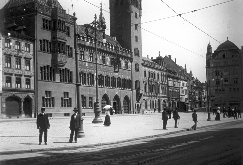 Münsterplatz, középen a Rathaus.