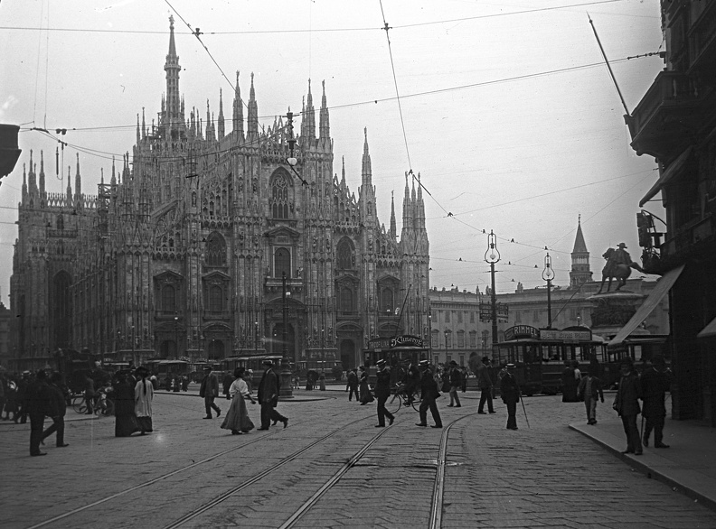 Dóm tér (Piazza del Duomo), a Dóm főhomlokzata.