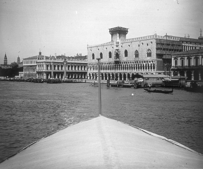 Dózse-palota, balról a Biblioteca Marciana.