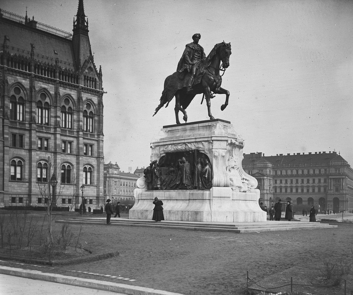 Kossuth Lajos tér, gróf Andrássy Gyula szobra (Zala György, 1906.) a Parlamenttől délre. Háttérben a Mezőgazdasági Minisztérium épülete.