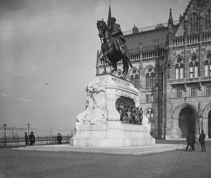 Kossuth Lajos tér, gróf Andrássy Gyula szobra (Zala György, 1906.) a Parlamenttől délre. 