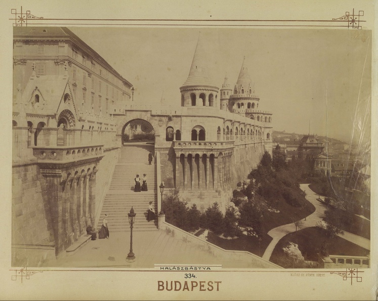 Schulek lépcső, balra fent az egykori Jezsuita Akadémia, ma a Hilton szálló van a helyén. A felvétel 1906 után készült. A kép forrását kérjük így adja meg: Fortepan / Budapest Főváros Levéltára. Levéltári jelzet: HU.BFL.XV.19.d.1.08.125