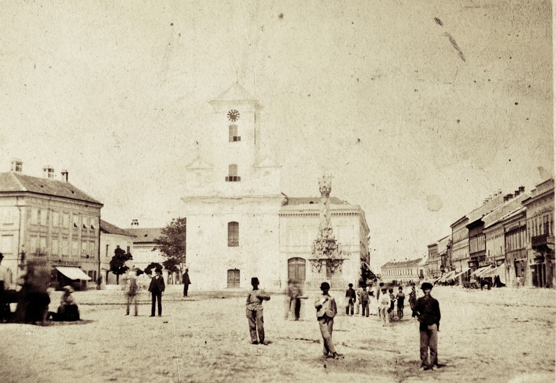 Szabadság (Ferenc József) tér, az 1892-ben lebontott katolikus templom. Ma a Szűz Mária Szent Neve-templom (Crkva imena Marijinog) áll a helyén.